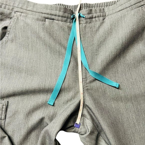 Figs Women's Gray Scrub Pants with lots of pockets size medium - Picture 7 of 12